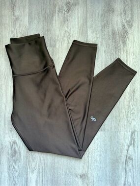 Alo Yoga - High-Waist Airlift Leggings in Espresso / Brown - Women’s size XS